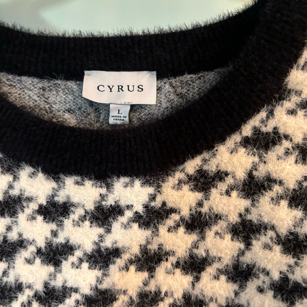 ⚡️SALE⚡️Cyrus Houndstooth Fuzzy Sweater